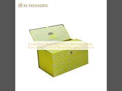 Scatola di imballaggio per regali a doppia porta in giallo con chiusura a bottone metallico e timbro in foglio per occasioni speciali