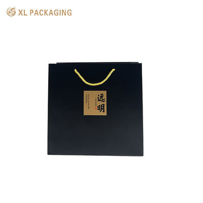 comprare Borsa di carta nera matta con adesivi Kraft calligrafia e maniglie di cordone d'oro contorto per imballaggi regalo ecologici fabbricazione online
