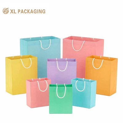 comprare Luxury Custom Logo Brand Large Garments Shopping Paper Bags Abbigliamento Calzature Imballaggi riciclabili Uomini Donne Sacchetti di carta con manico di carta contorto online manufacture