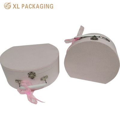comprare Imballaggio XL Imballaggio personalizzato Scatola di imballaggio fabbrica carta riciclabile personalizzata profumo biscotto imballaggio carta rotonda valigia scatola con manico di metallo online manufacture