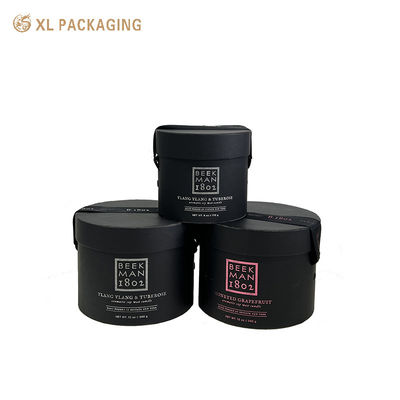 Scatola di candele di lusso con cilindro di carta textured nero con manico di nastro elastico e inserto di schiuma di perla personalizzato