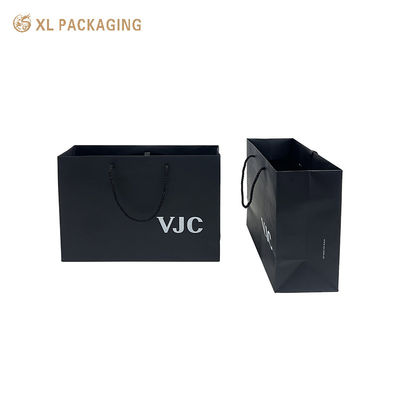 Borse regalo di carta rivestita in nero personalizzate con logo di marca stampato e maniglie torte rinforzate