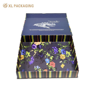 Confezione regalo premium da 1200 g/m² con chiusura magnetica, laminazione opaca e inserto in carta PVC per un'elegante confezione regalo.