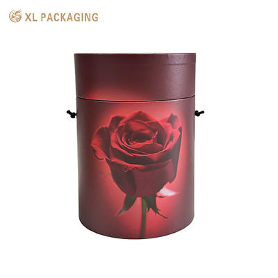 Casella di tubo di carta di fiori di rosa di lusso con opera d'arte di rosa su misura Manicotto di corda nera e finitura in rosso matt borgoña