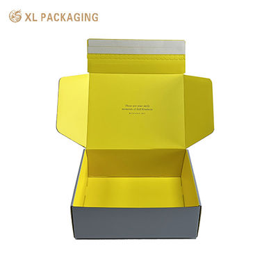 Scatole di posta corrugate stampate su misura per cosmetici. Scatole di spedizione di lusso grigio e giallo con logo.