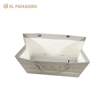XL Packaging Logo personalizzato Sacchetti di carta di arte bianca rigida Luxury Shopping Packaging Con maniglie a taglio stampato Rivestimento resistente agli graffi Design facile da trasportare Durable Per regali pesanti Stile per esperienze di marca