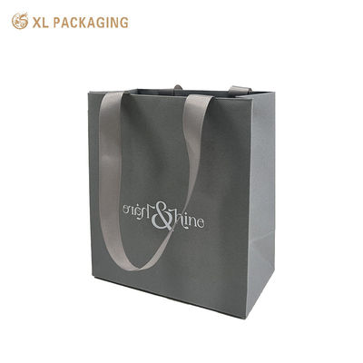 Lussuosa borsa regalo in carta grigia con logo personalizzato, cartoncino strutturato resistente e manici in tessuto a coste per imballaggi boutique