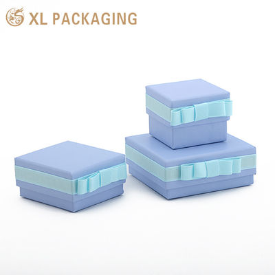 Scatola Regalo Rigida Piccola Rotonda con Cartone da 1000gsm, Fiocco in Nastro Azzurro Chiaro e Inserto in Spugna Multi-Scomparto per Confezionamento Gioielli