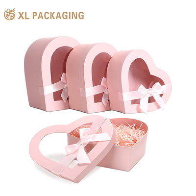 Scatola Regalo Rigida Personalizzata a Forma di Cuore con Finestra in PET da 2mm in Cartone Grigio e Fiocco in Raso per Confezionamento Cosmetico