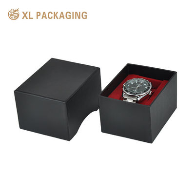Scatola regalo orologio nero opaco con cuscino rosso e struttura rigida con coperchio e base per un deposito sicuro