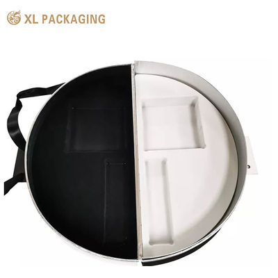 Scatola regalo a chiusura magnetica a semicerchio aperta con inserti di schiuma personalizzati e cintura portatile per imballaggi cosmetici di lusso