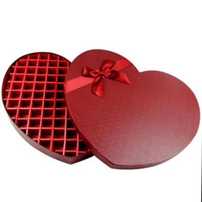 Scatola regalo di cioccolato a forma di cuore personalizzata con imballaggio riciclabile per alimenti e nastro personalizzabile